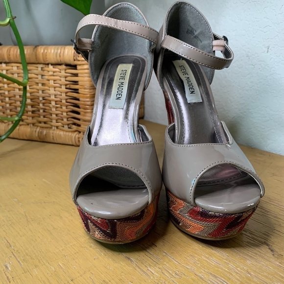 Steve Madden Tan Faux Leather Wedges With Patterned Embroidered Bottoms Size 6.5 - Picture 2 of 11
